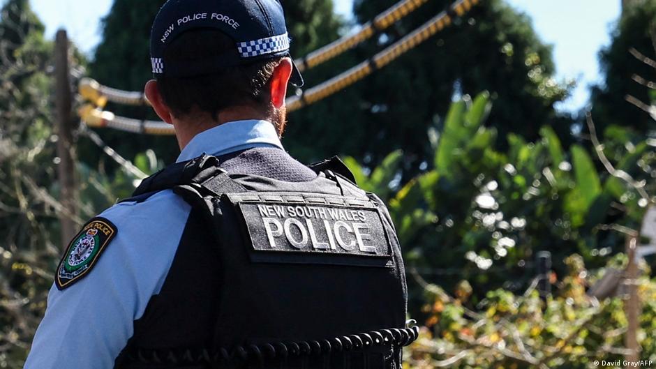 Police detain 2 after gunshots at Bondi Beach – DW – 12/14/2025