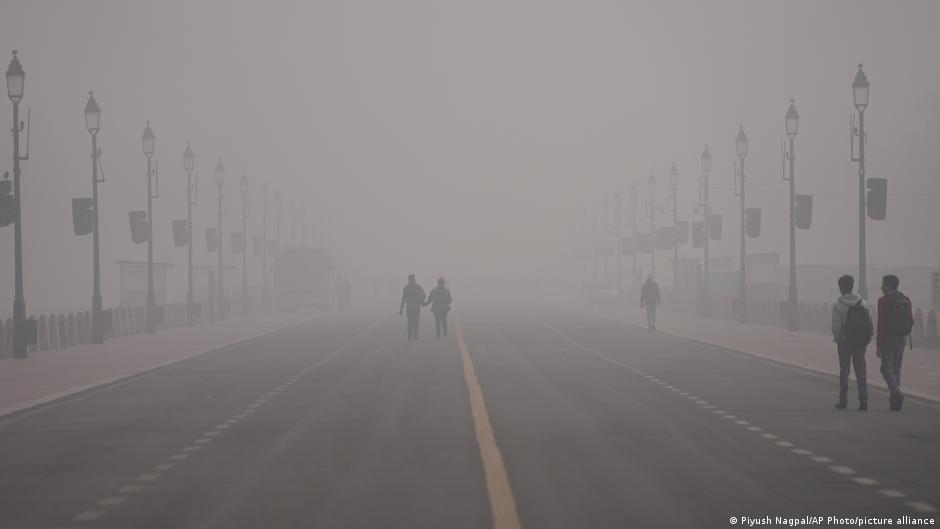 Toxic smog chokes Delhi, disrupts travel – DW – 12/15/2025