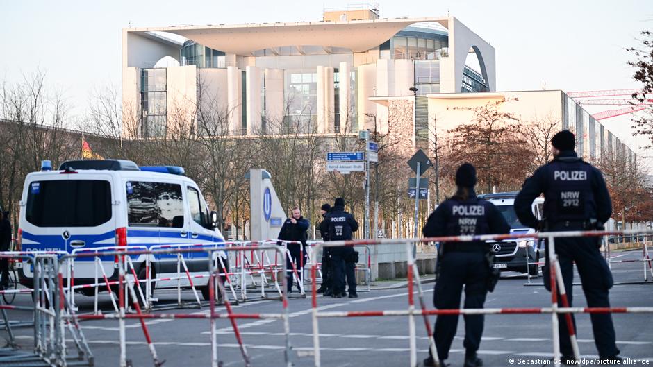 Ukraine updates: EU allies continue peace talks in Berlin - dw.com