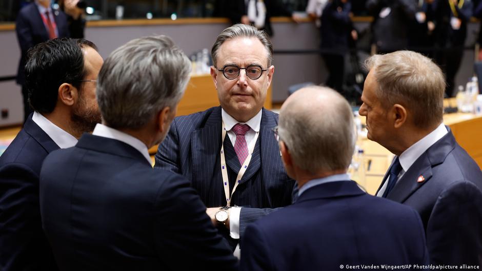 Russian frozen assets for Ukraine top agenda – DW – 12/18/2025