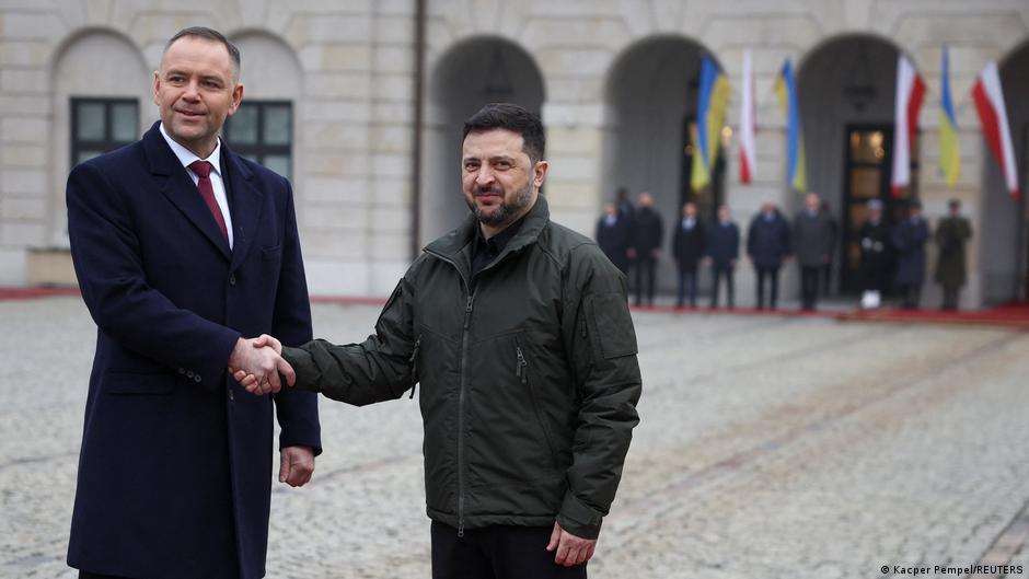 Zelenskyy meets with Trump-aligned Polish president – DW – 12/19/2025
