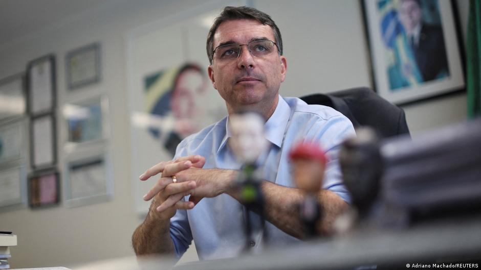 Brazil's Bolsonaro backs son in presidential race – DW – 12/25/2025