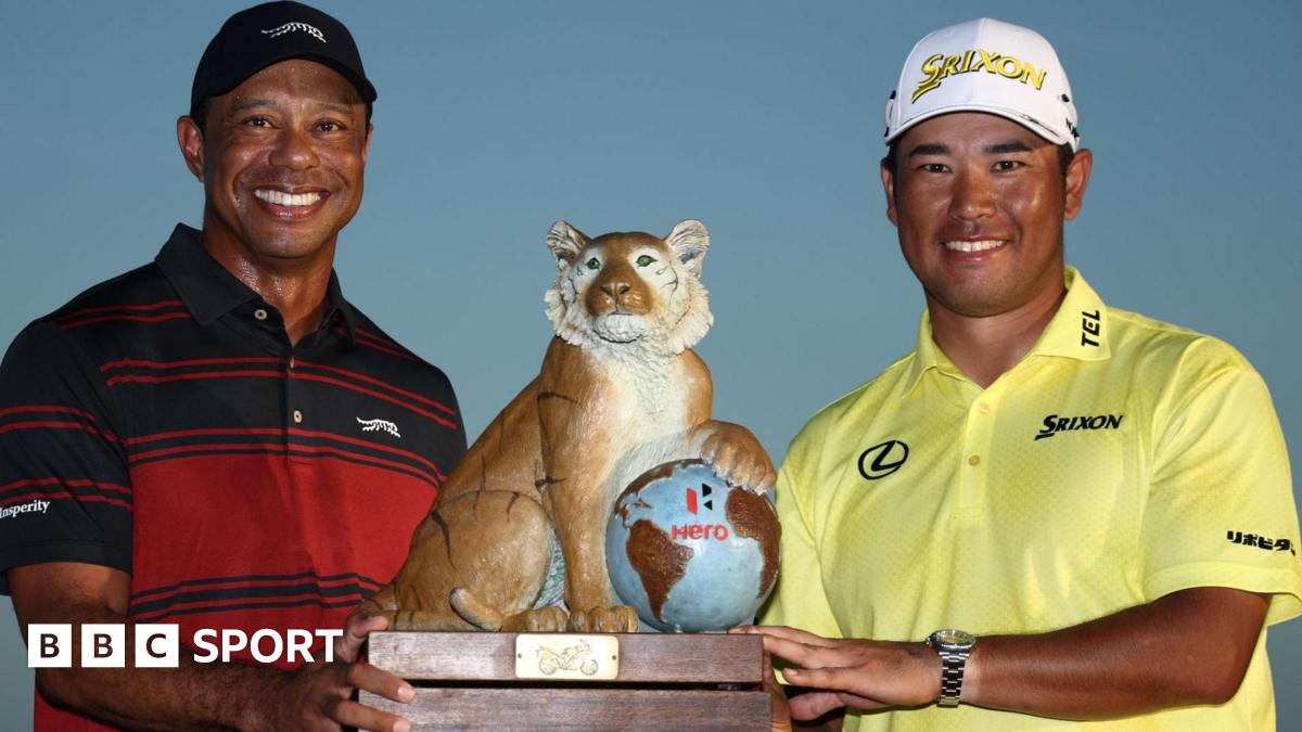 Tiger Woods poses with winner Hideki Matsuyama at the Hero World Challenge