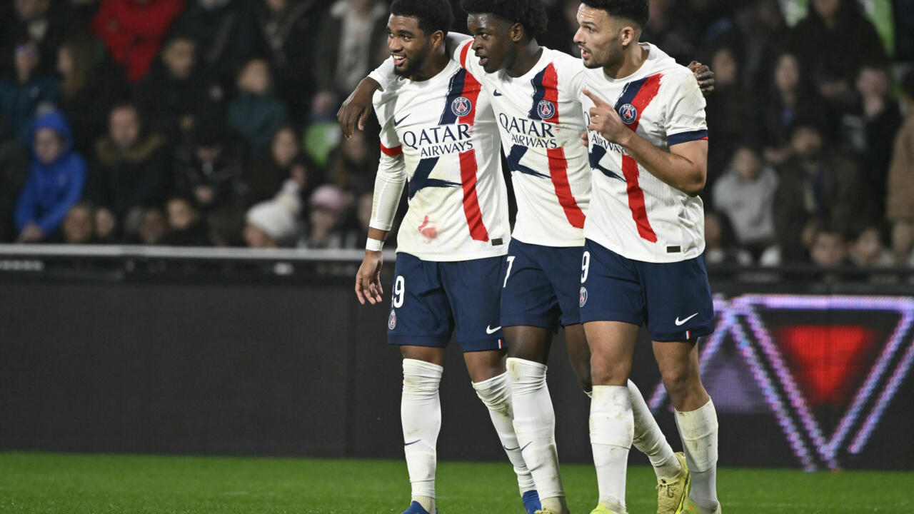 Teenage pair Ndjantou, Mbaye star as PSG beat Metz to go top