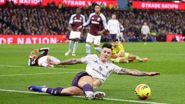 Benjamin Sesko sliding for the ball