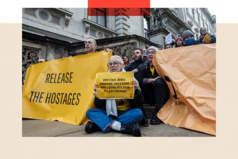 Getty Images Activists from Na'amod (British Jews against occupation) block the walkways into the Foreign Office to demand a ceasefire 