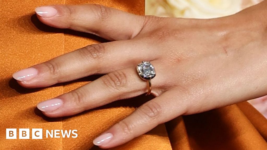 Quiz of the Year 2025, Part 1: Which star teased her engagement on the red carpet? - BBC