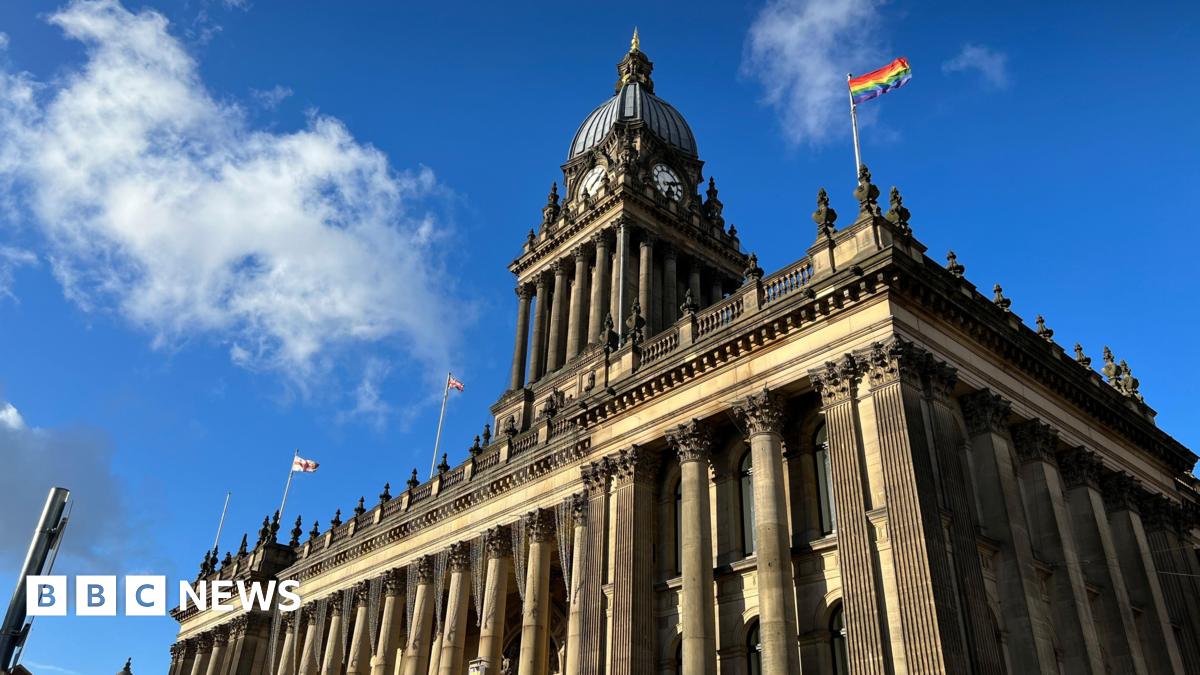 Leeds Town Hall on a sunny day