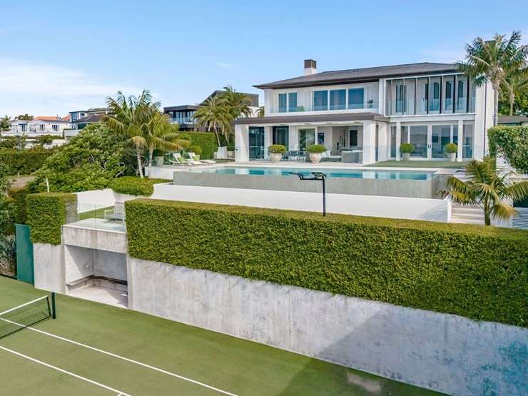 Jason Statham and his partner Rosie Huntington Whiteley. They rented one of this year's most expensive homes while Statham was filming in Auckland. Artwork / Beth Walsh