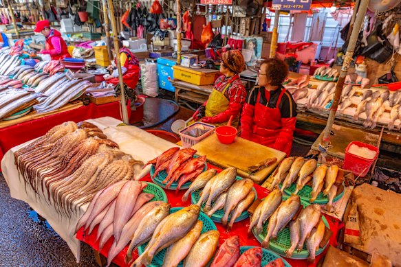 Jagalchi Market, in Busan’s Jung-gu, is Korea’s largest seafood market.