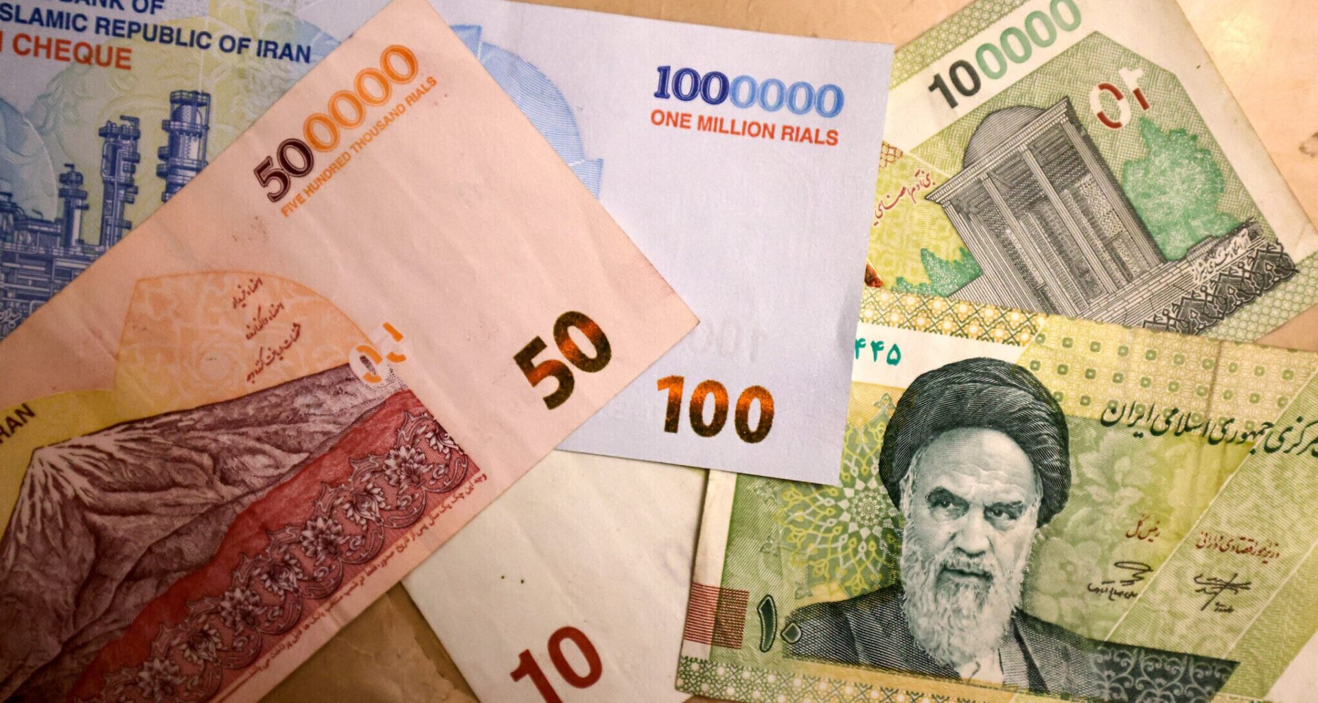 Iranian rial plummets to new record low amid sanctions, regional hostilities