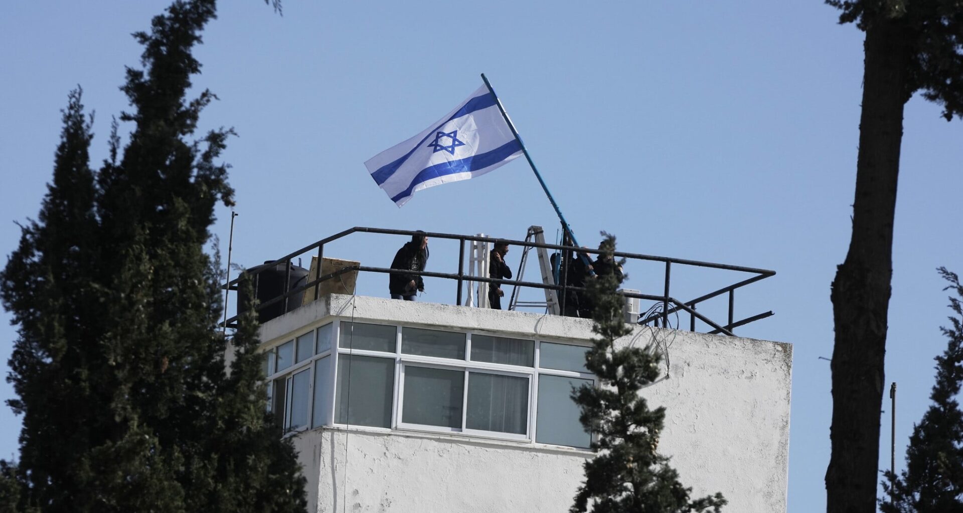 Police raid UNRWA offices in East Jerusalem, raise Israeli flag over compound