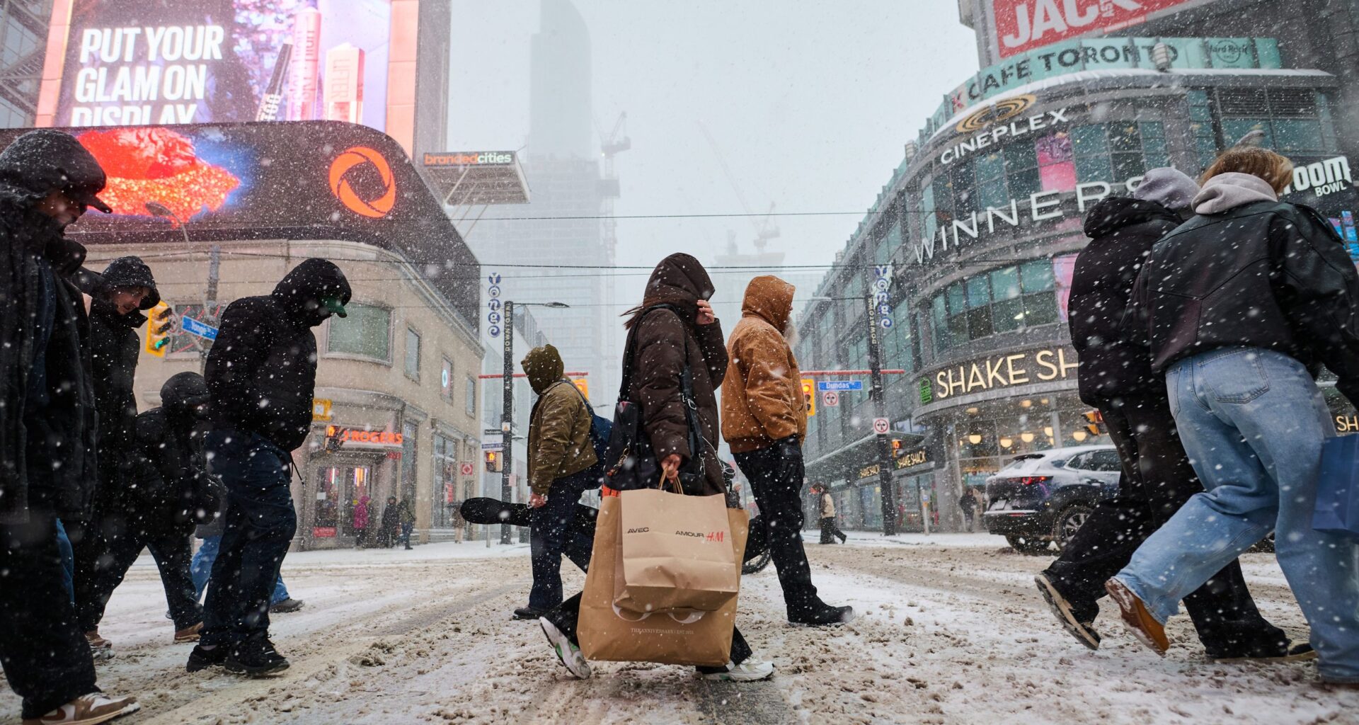 Boxing Day draws shoppers despite poor weather in Toronto