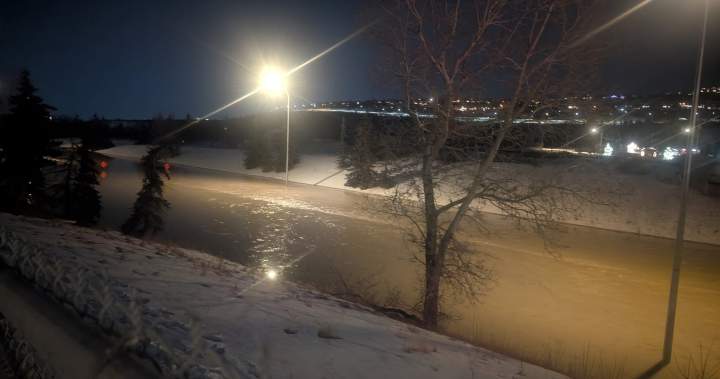 Major water main break traps people in vehicles, affects 2K Calgary homes