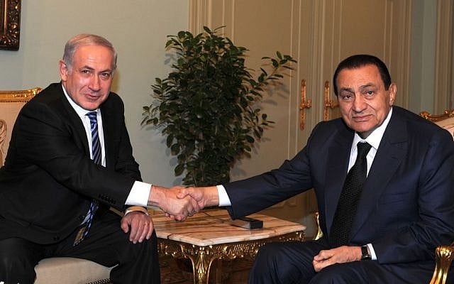 Israeli Prime Minister Benjamin Netanyahu and Egyptian president Hosni Mubarak meet in Cairo, July 2010 (photo credit: Moshe Milner/Government Press Office/Flash90)
