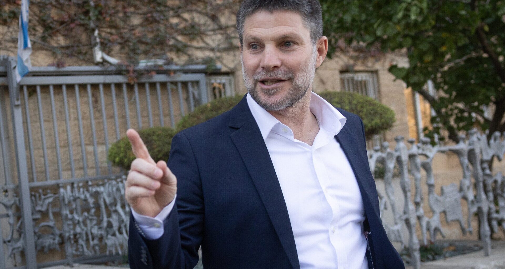 Smotrich threatens banks with extra taxes if they go after customers' benefits