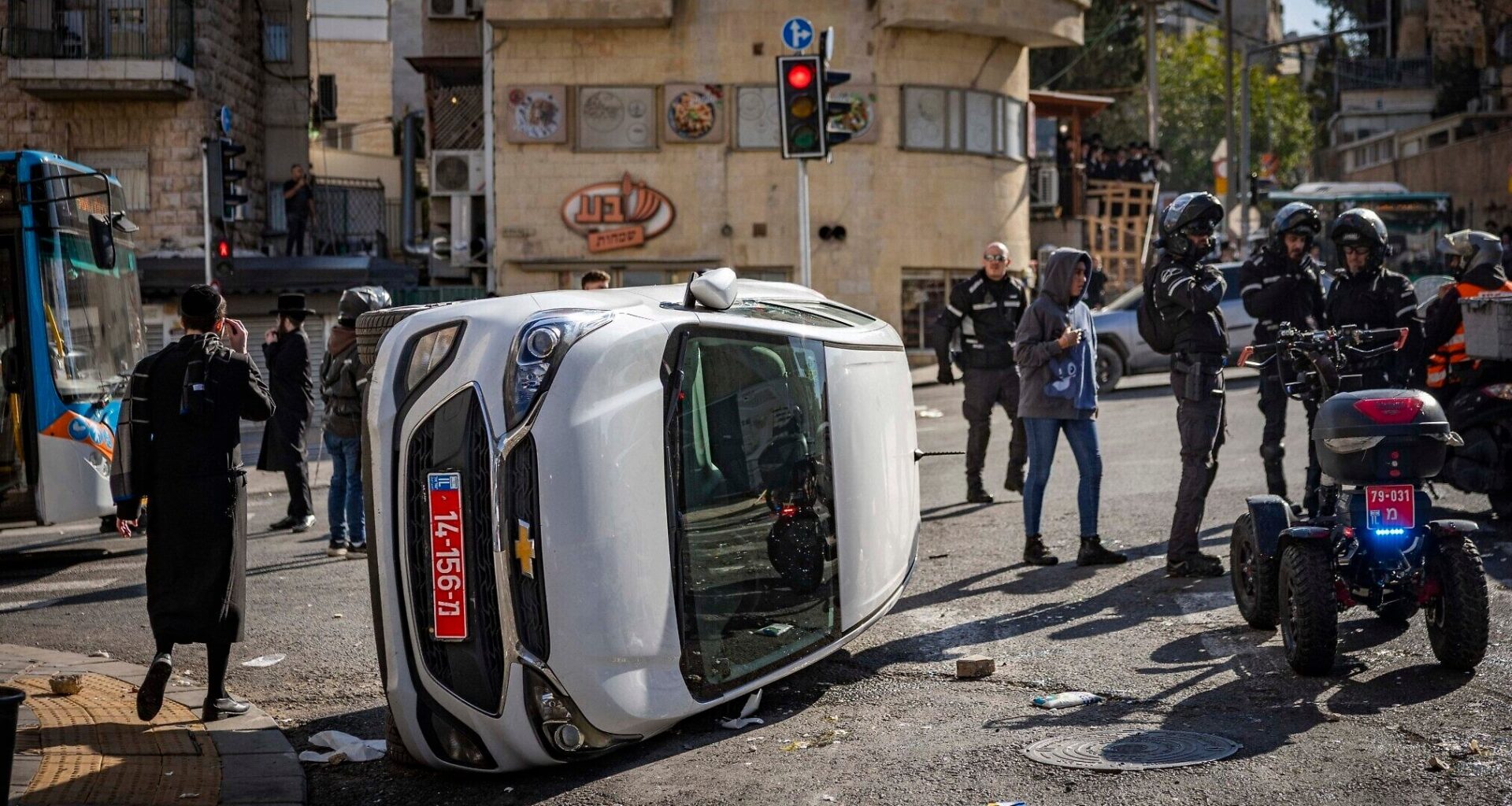 13 cops hurt as ultra-Orthodox riot in Jerusalem; police use tear gas, arrest four