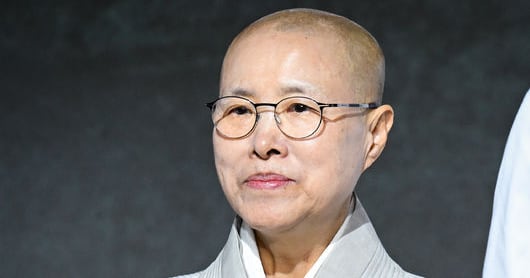 Seonjae Sunim's Wisdom Impresses MC Park on 'Culinary Class Wars 2' - 조선일보