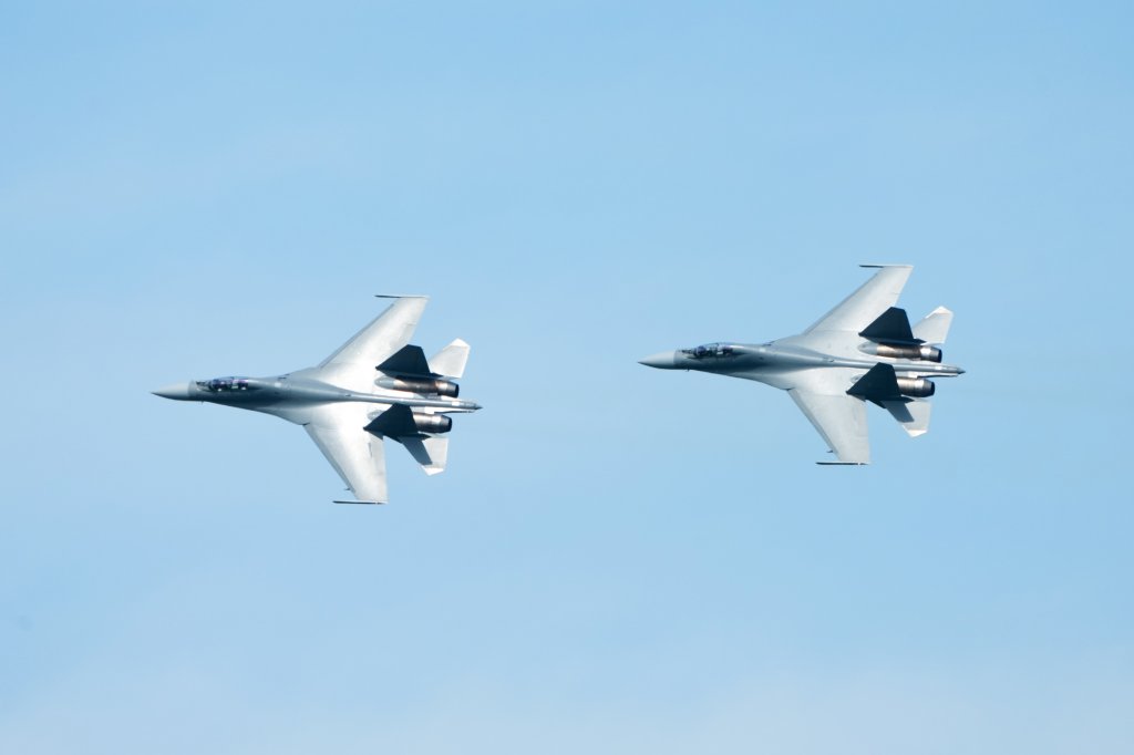 CHANGCHUN, CHINA - SEPTEMBER 19: J-16 fighter jets perform maneuver flight demonstration during flight performance at the aviation open-day activities of the Chinese People's Liberation Army Air Force (PLAAF) and the Changchun Air Show 2025 on September 19, 2025 in Changchun, Jilin Province of China. The event will be held from September 19 to 23 in Changchun. (Photo by Zhang Xiangyi/China News Service/VCG via Getty Images)