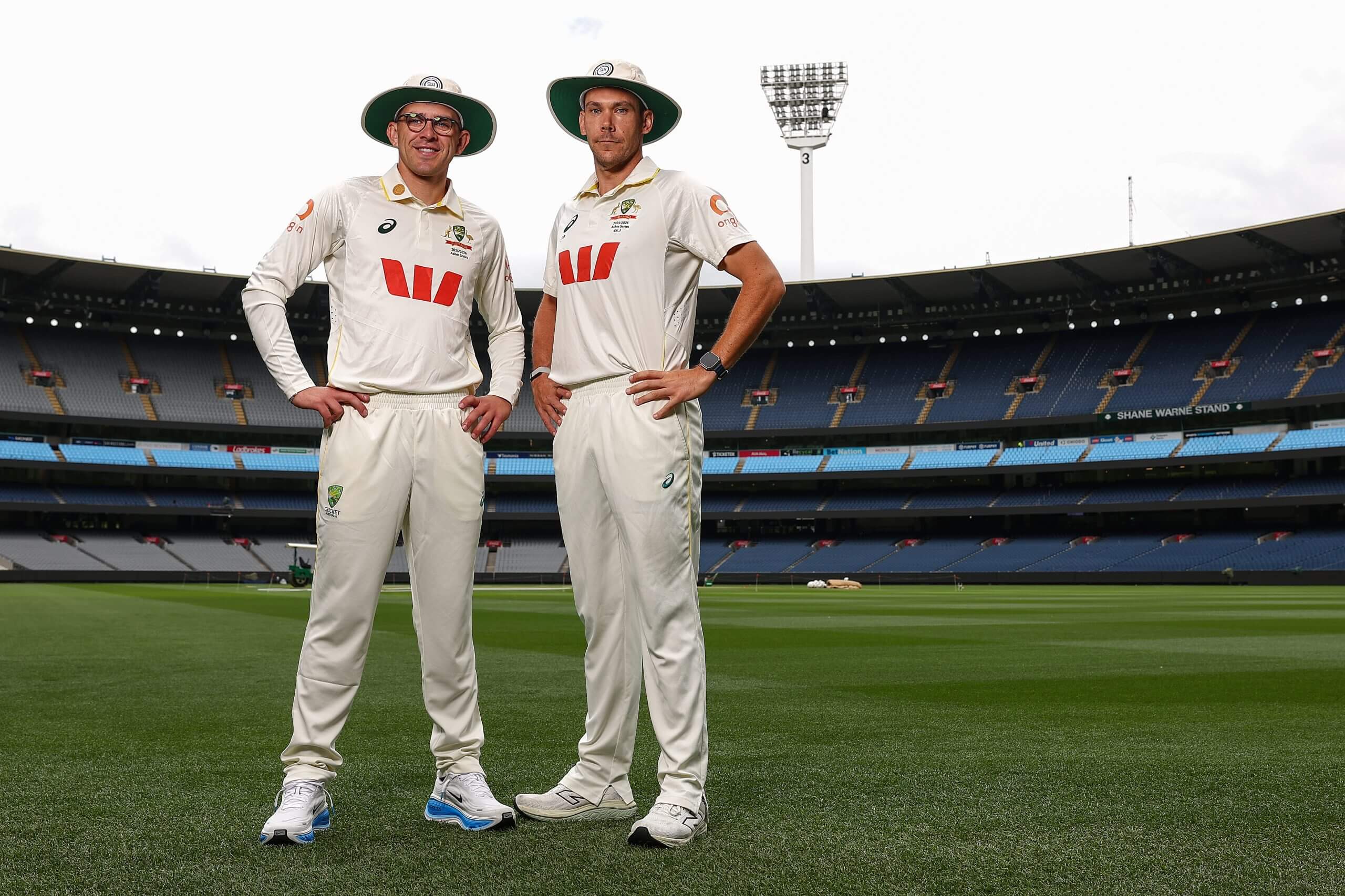 Victorians Todd Murphy and Scott Boland pose wearing Shane Warne floppy hats at the MCG