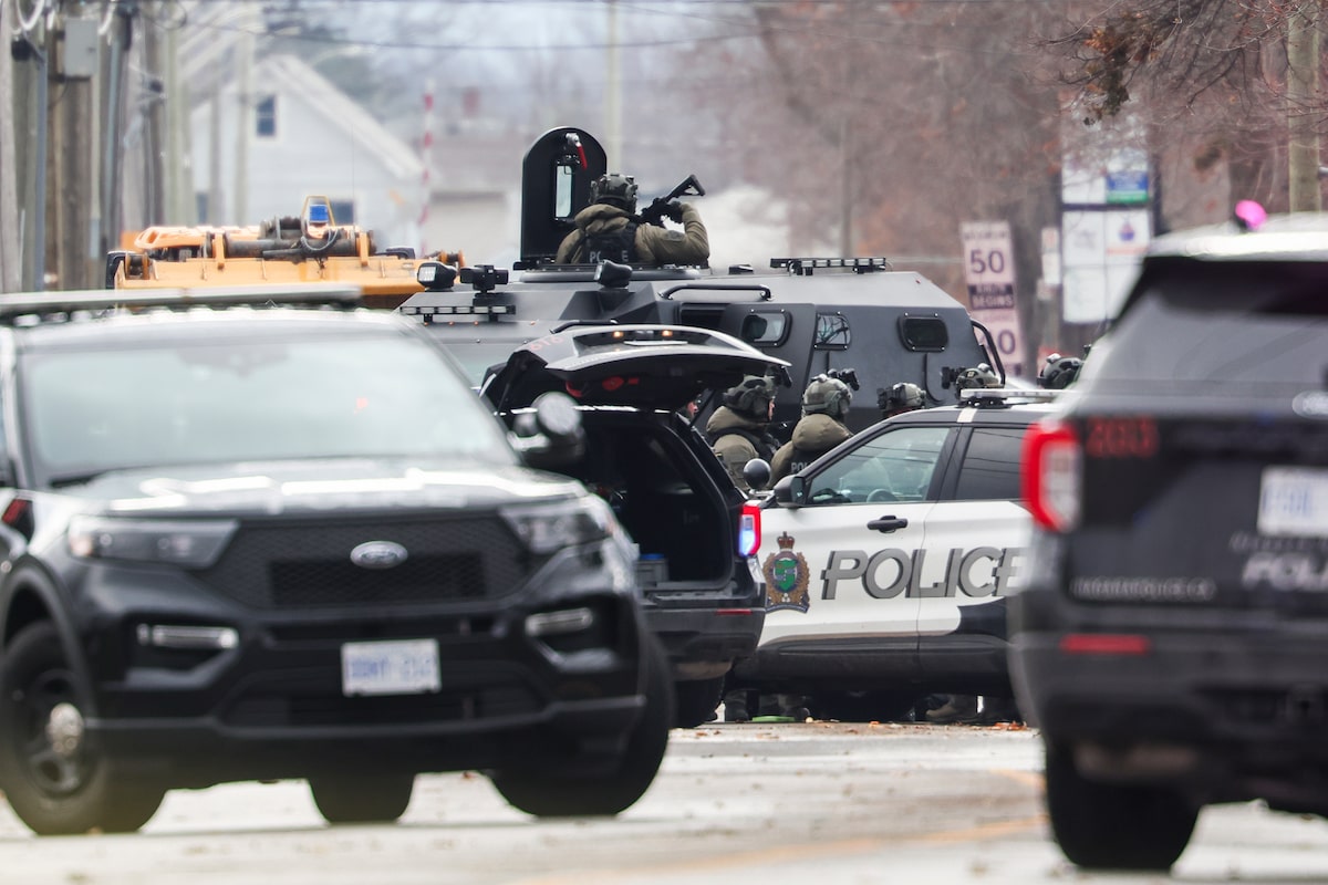 Police in standoff with armed suspect after officer shot in Welland, Ont.
