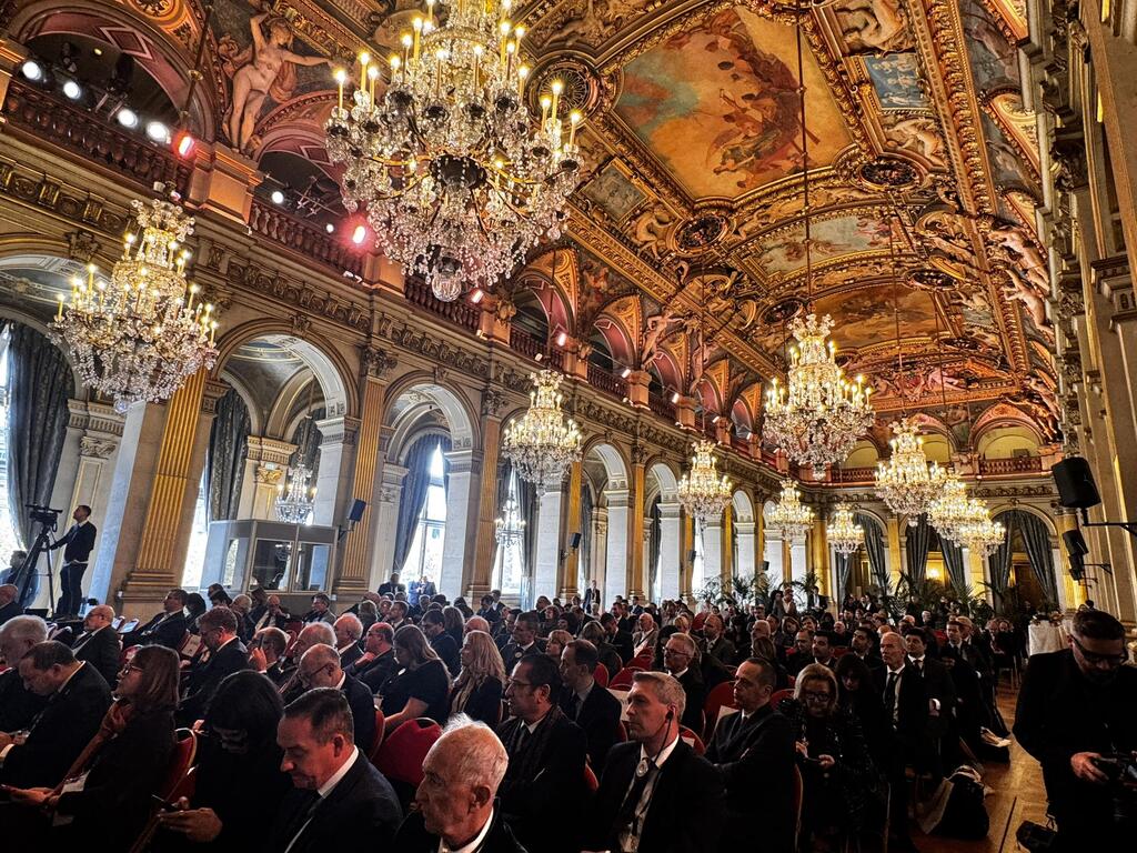 הכנס באולם בעיריית פריז