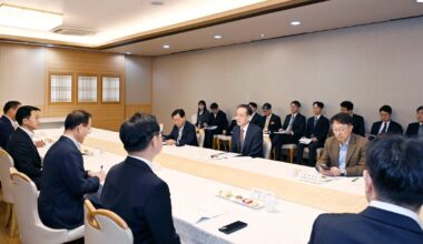 Government Urges Export Firms to Sell Dollars Amid Won Volatility - 조선일보