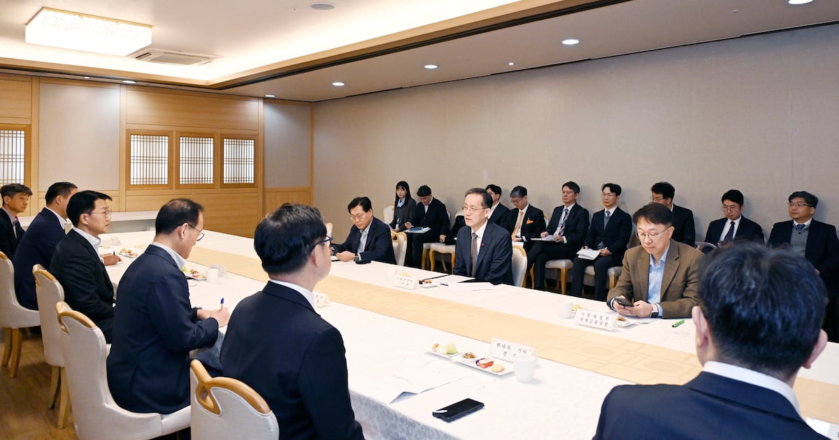 Government Urges Export Firms to Sell Dollars Amid Won Volatility - 조선일보