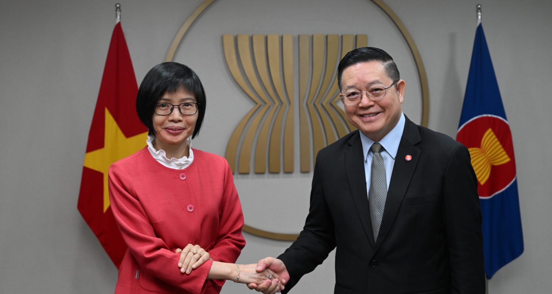 Secretary-General of ASEAN meets with the Permanent Representative of the Socialist Republic of Viet Nam to ASEAN