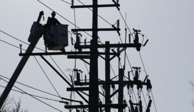 Tracking DTE power outages in Metro Detroit as storm brings high winds