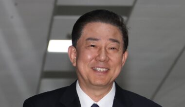 Democratic Party Leader Kim Byung-kee Urged to Clarify Korean Air Voucher Suspicions - 조선일보
