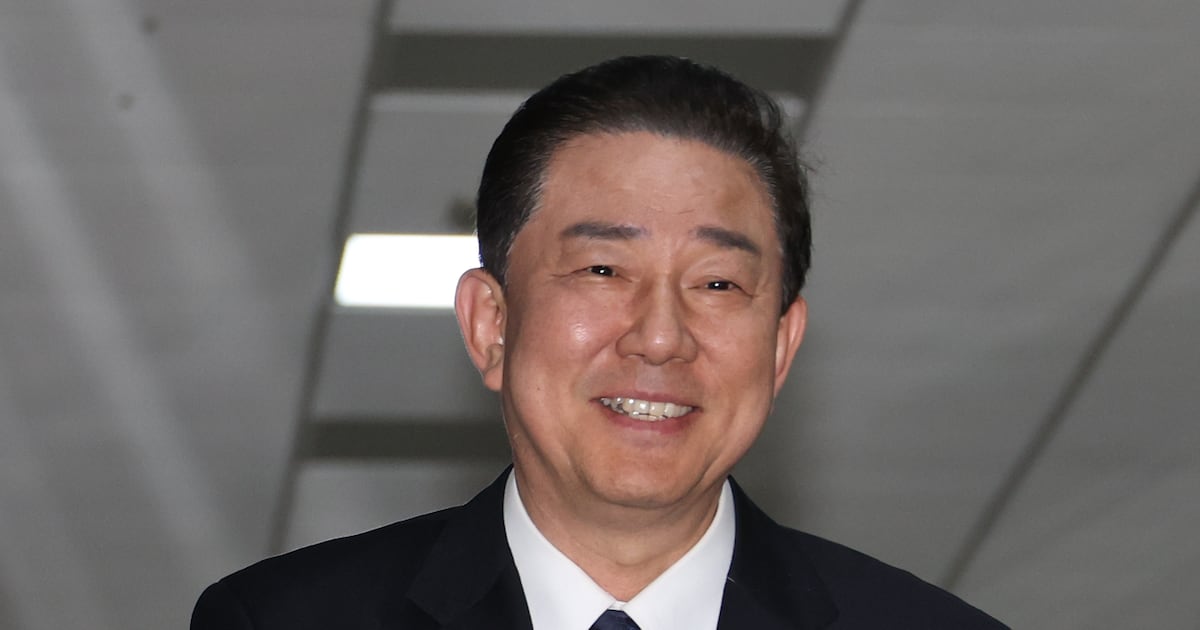 Democratic Party Leader Kim Byung-kee Urged to Clarify Korean Air Voucher Suspicions - 조선일보