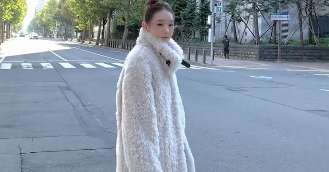 Kang Min-kyung Showcases White Fur Winter Style - 조선일보