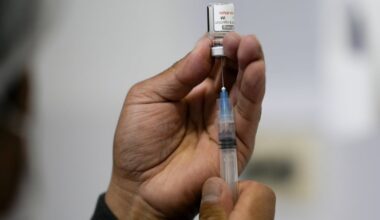 U.S. FDA intends to put its most serious warning on COVID vaccines, CNN sources say - CTV News