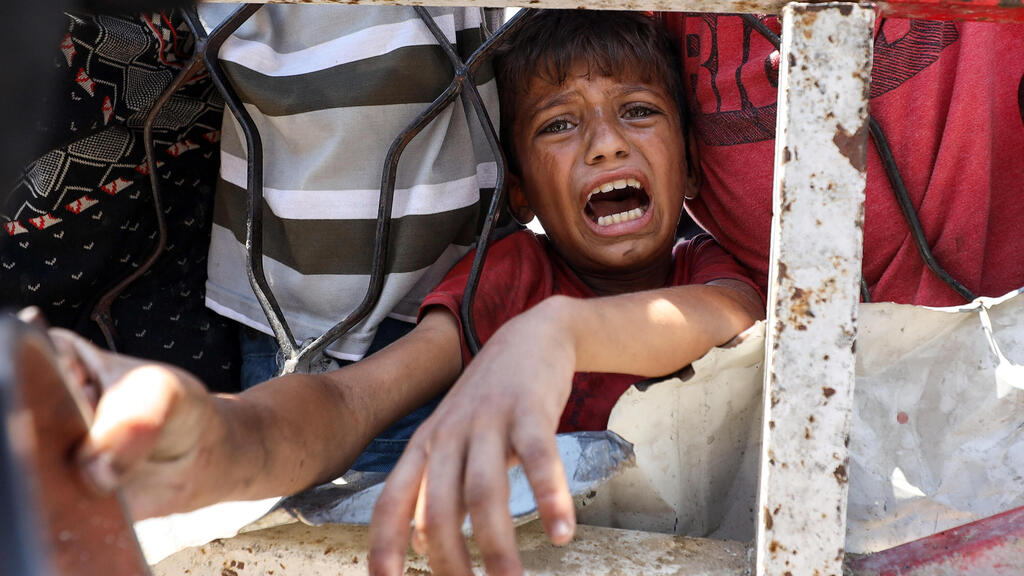 ילד תור ל מזון בעיר עזה בצל טענות למשבר רעב תת-תזונה ברצועה