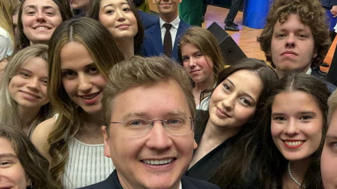  זיין אל-אסד בשמלה לבנה עם סיום התואר באוניברסיטה במוסקבה 