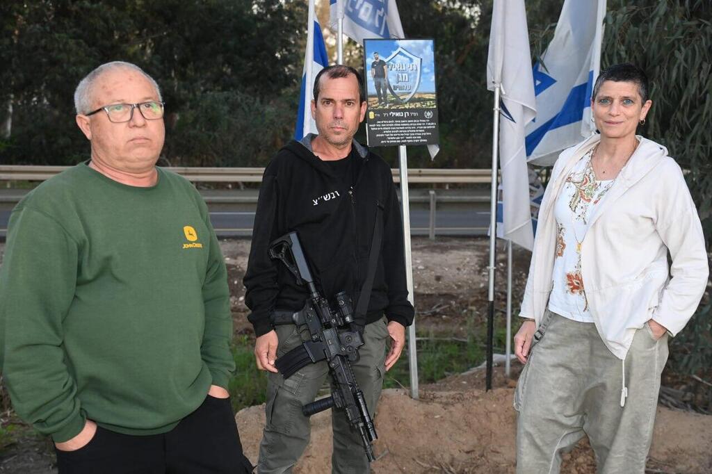 תושבי קיבוץ עלומים מחכים לרן גואילי ז"ל שלחם בסמוך אליו