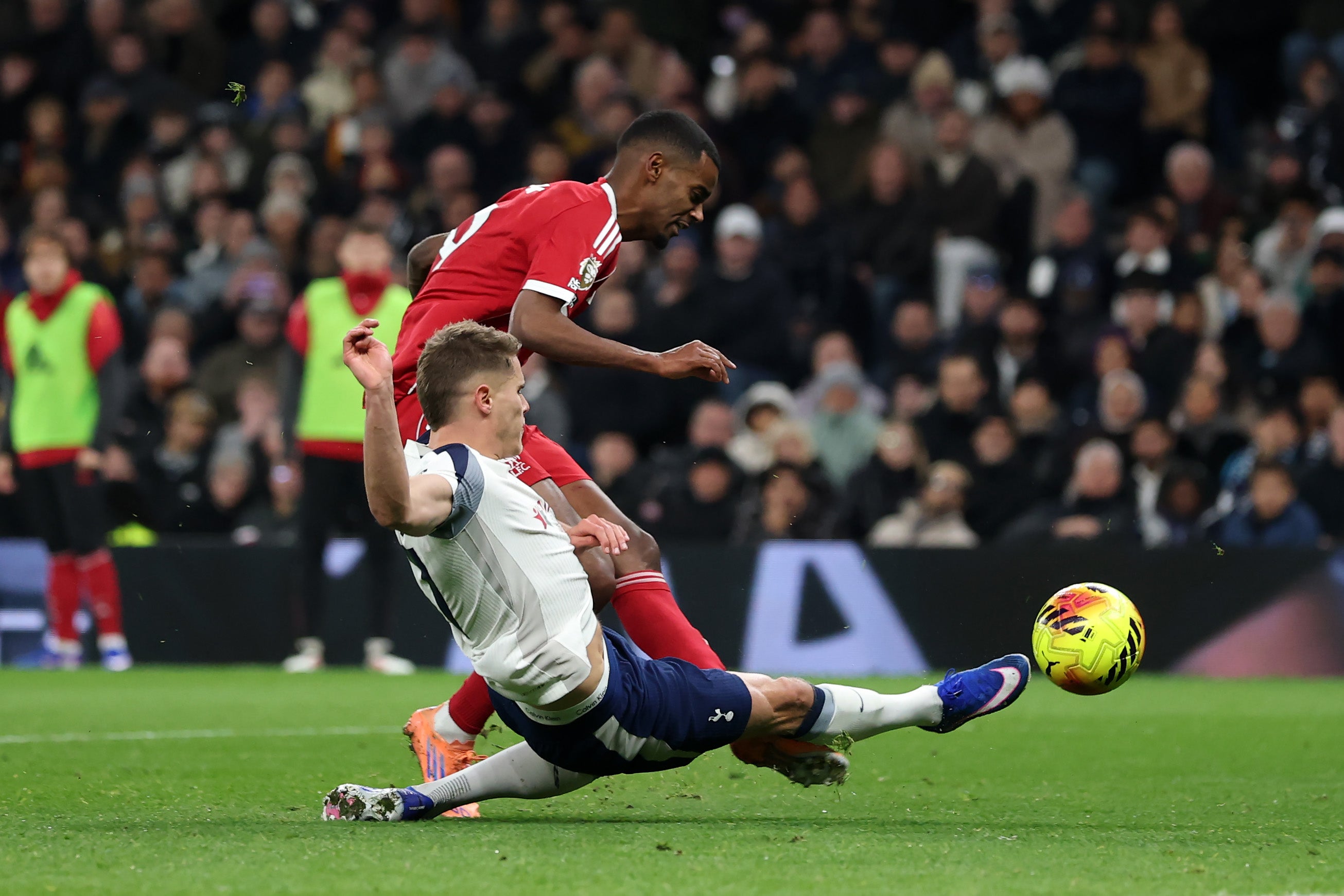 Micky van de Ven clattering into Isak during the goal