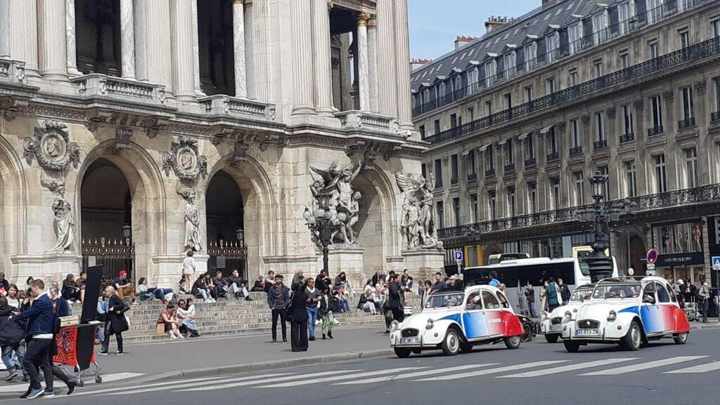 חיילים מפטרלים ברחובות פריז, צרפת