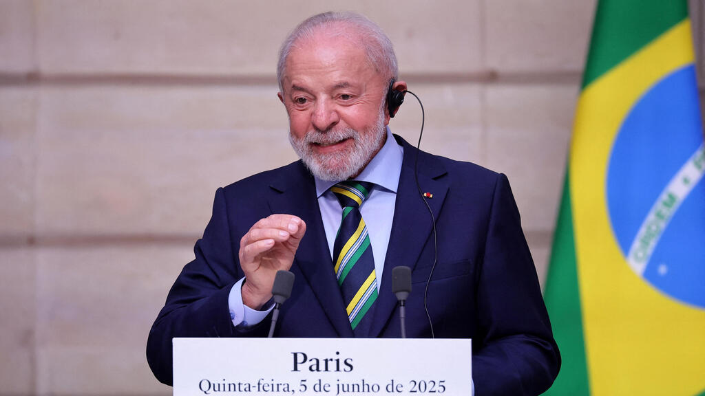 שיא ברזיל לואיז אינסיו לולה דה סילבה נואם במסיבת עיתונאים עם נשיא צרפת עמנואל מקרון