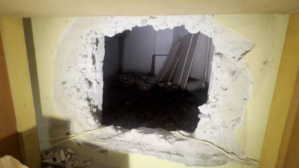 Click to play video: 'Thieves tunnel into jewelry store, steal nearly $20M worth of goods'