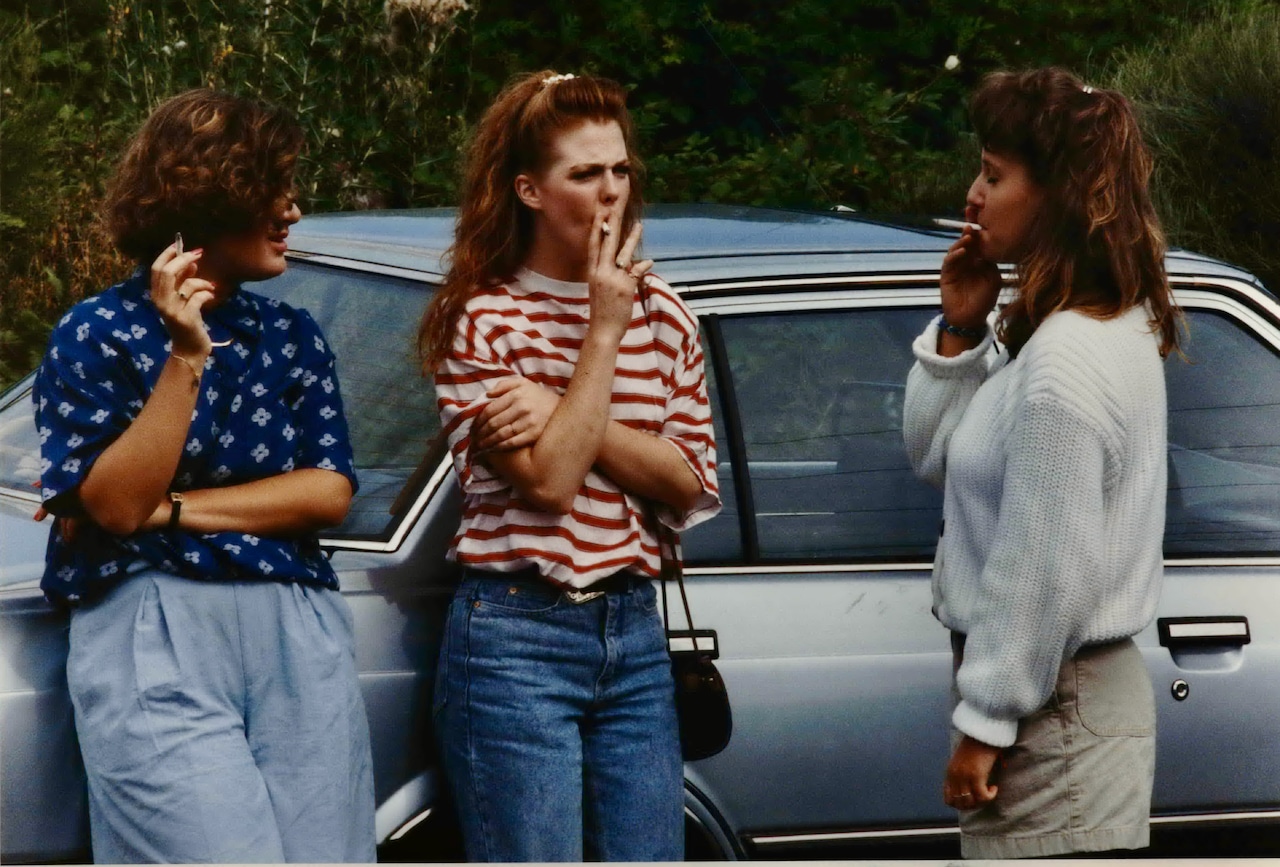 1989 Press Photo Smoking-teenage girls