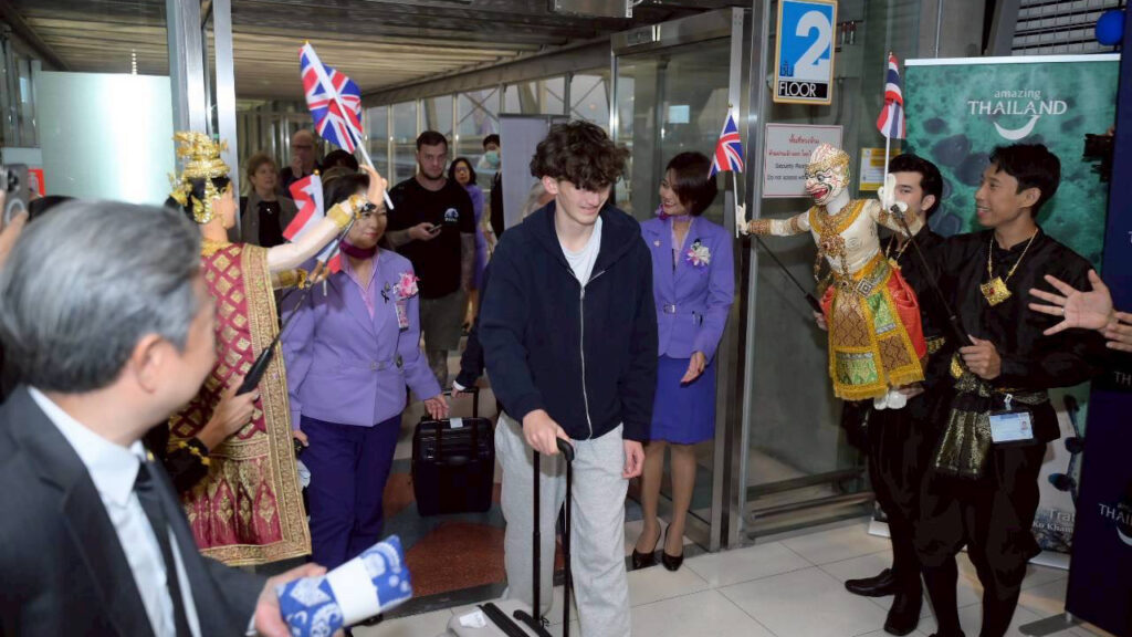 The one millionth UK visitor arrives in Thailand on Thai Airways flight TG911, welcomed by TAT representatives and traditional performers.