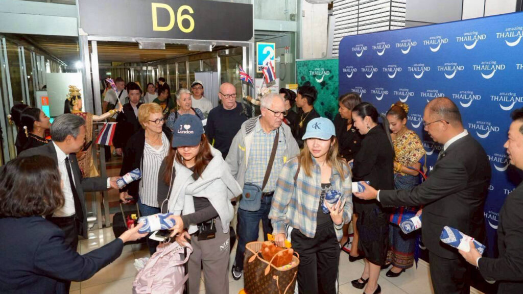 UK visitors receive welcome gifts from TAT at Suvarnabhumi Airport during the one-million-visitor celebration.