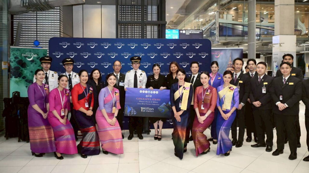 TAT, Thai Airways and airport officials pose for a commemorative photo celebrating one million UK visitors and 10 million long-haul arrivals.
