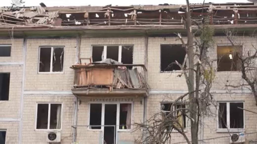 Click to play video: 'Russian drone and missile attack kills 3 in Ukraine, including 1 child'