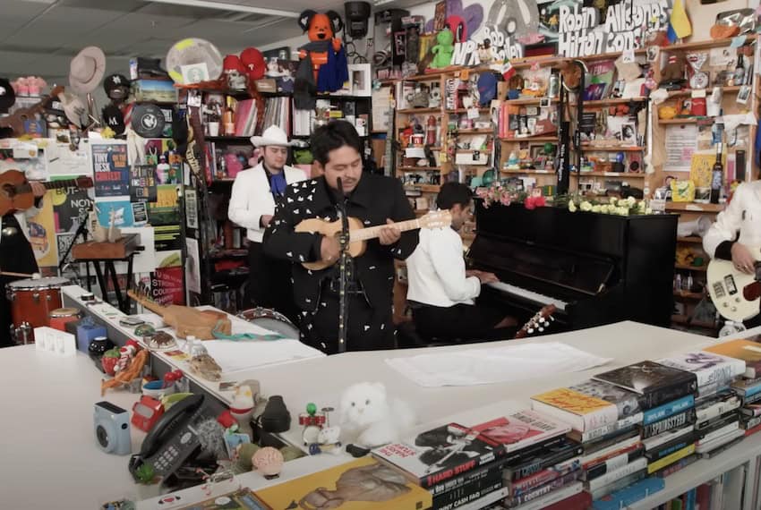 Macario Martínez performing