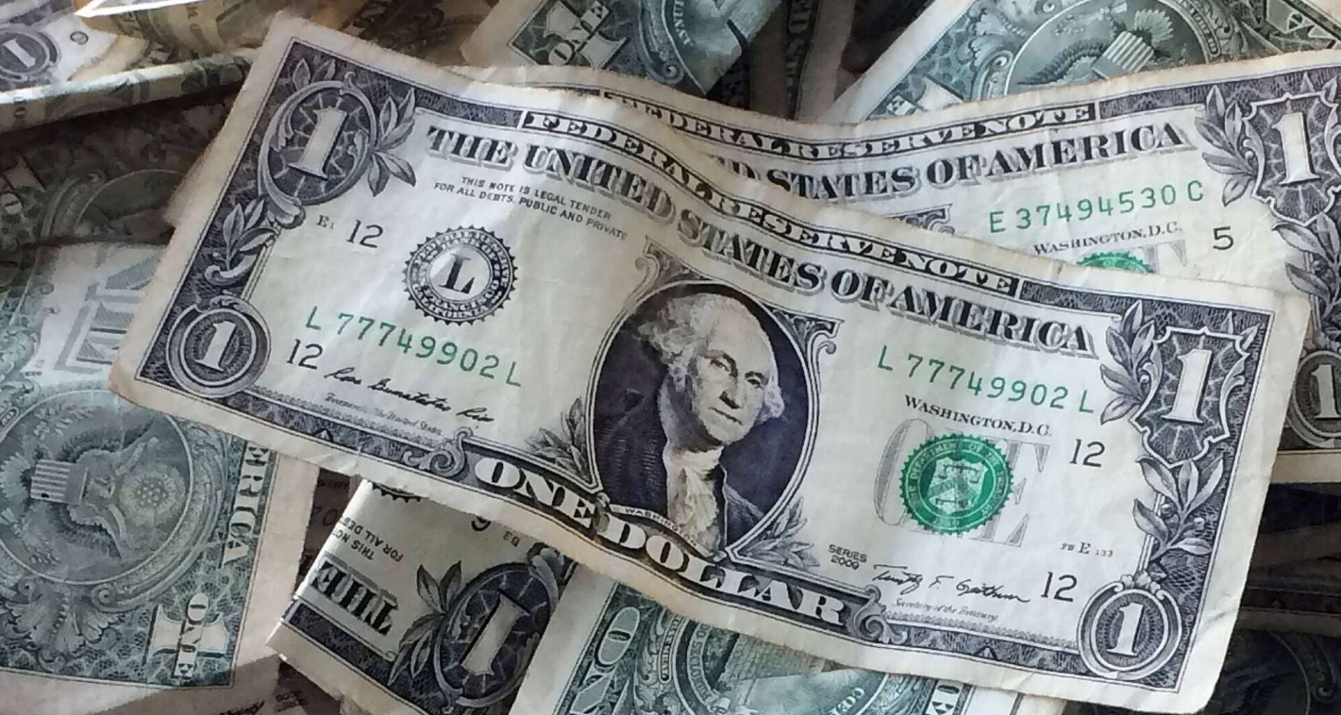 Trump finalizes 1% federal pay raise for 2026