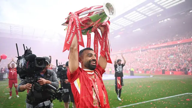 Mohamed Salah lifts the Premier League trophy