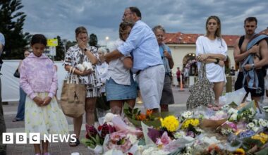 Minute's silence held to remember Bondi Beach attack victims